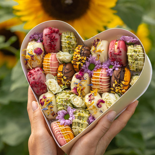 Geschenkbox in Herzform mit besonderen verzierten Macarons. Online bestellbar und gekühlt zum Wunschdatum Lieferbar